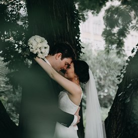 Hochzeitsfotograf: Hochzeitsfotos mit Fotoshooting am Gendarmenmarkt Berlin. Die Braut un der Bräutigam unter einem Baum. - Fotograf David Kohlruss