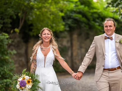 Hochzeitsfotos - Wildsteig - Paarshooting - hier im Haller Altstadtpark.
Tolle und entspannte Bilder können nur entstehen, wenn die Stimmung passt. Es sollte genug Zeit für das Shooting im Vorhinein eingeplant sein.
Natürlich ist das Portraitshooting auch nach der Hochzeit buchbar. - Foto Neuner, Rum