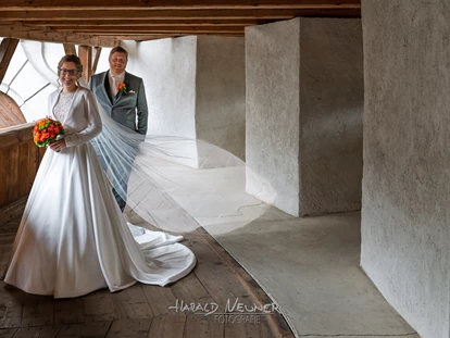 Hochzeitsfotos - Wildsteig - Paarshooting auf der Festung Kufstein.
Tolle und entspannte Bilder können nur entstehen, wenn die Stimmung passt. Es sollte genug Zeit für das Shooting im Vorhinein eingeplant sein.
Natürlich ist das Portraitshooting auch nach der Hochzeit buchbar. - Foto Neuner, Rum