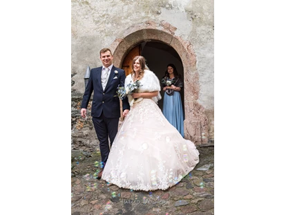 Hochzeitsfotos - Wildsteig - Paarshooting.
Tolle und entspannte Bilder können nur entstehen, wenn die Stimmung passt. Es sollte genug Zeit für das Shooting im Vorhinein eingeplant sein.
Natürlich ist das Portraitshooting auch nach der Hochzeit buchbar. - Foto Neuner, Rum