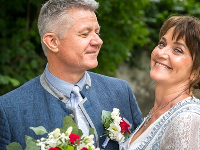 Hochzeitsfotos - Wildsteig - Paarshooting.
Tolle und entspannte Bilder können nur entstehen, wenn die Stimmung passt. Es sollte genug Zeit für das Shooting im Vorhinein eingeplant sein.
Natürlich ist das Portraitshooting auch nach der Hochzeit buchbar. - Foto Neuner, Rum