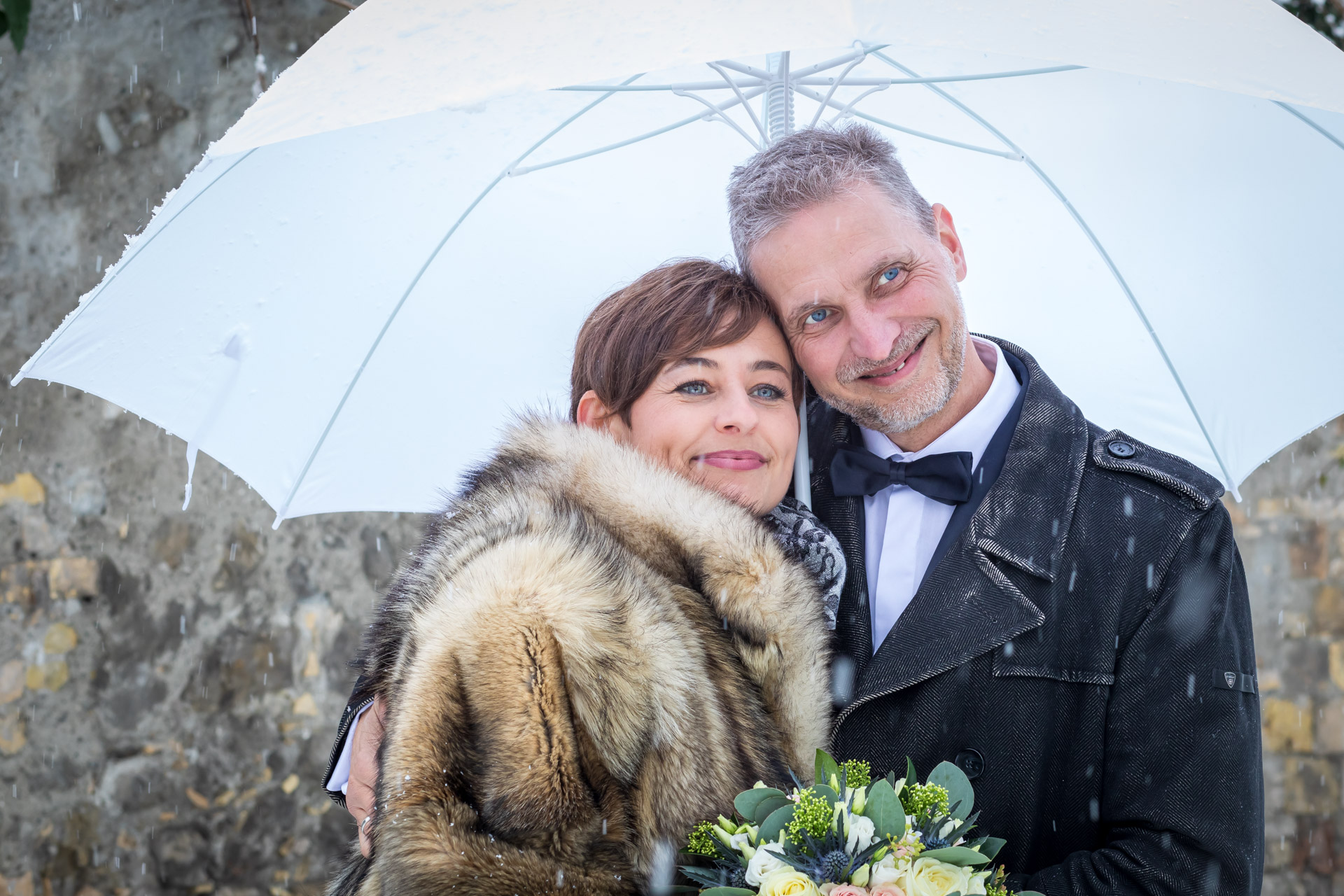 Hochzeitsfotos - PLZ 82041 (Deutschland) - Paarshooting während des Tages.

Es kann nicht immer nur die Sonne scheinen. Auch im Winter und bei Regen gibt es genug Möglichkeiten, tolle Bilder zu erstellen. - Foto Neuner, Rum