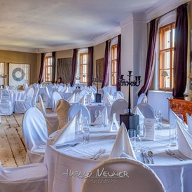 Hochzeitsfotograf: Teil der Hochzeitsreportage:
die gedeckten Tische (im Grafensaal des Schloß Friedberg in Volders) - Fotografie Harald Neuner