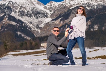 Hochzeitsfotograf: Verlobung
Paarshooting zur Verlobung. Dieses Paar hatte sehr viel Spaß bei einem Sektpicknick im Schnee. jede Idee ist willkommen. Ich gehe auf alle Ihre Wünsche ein. - Fotografie Harald Neuner