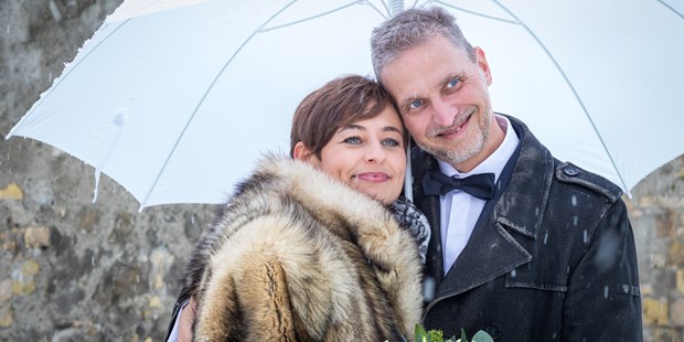 Hochzeitsfotos - Art des Shootings: Hochzeits Shooting - Bezirk Innsbruck Land - Paarshooting während des Tages.

Es kann nicht immer nur die Sonne scheinen. Auch im Winter und bei Regen gibt es genug Möglichkeiten, tolle Bilder zu erstellen. - Fotografie Harald Neuner