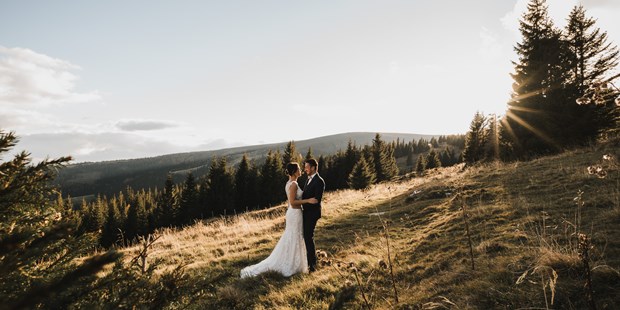 Hochzeitsfotos - Wolfsberg (Wolfsberg) - Brautpaarfotos auf der Alm - Rene und Steffi // Hochzeitsfotos und Video