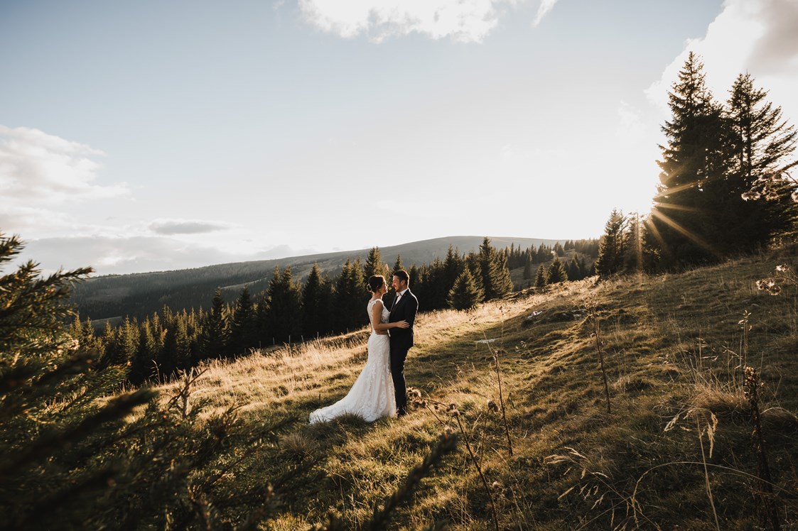 Hochzeitsfotograf: Brautpaarfotos auf der Alm - Rene und Steffi // Hochzeitsfotos und Video