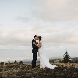 Hochzeitsfotograf: Brautpaarfotos auf der Alm - Rene und Steffi // Hochzeitsfotos und Video