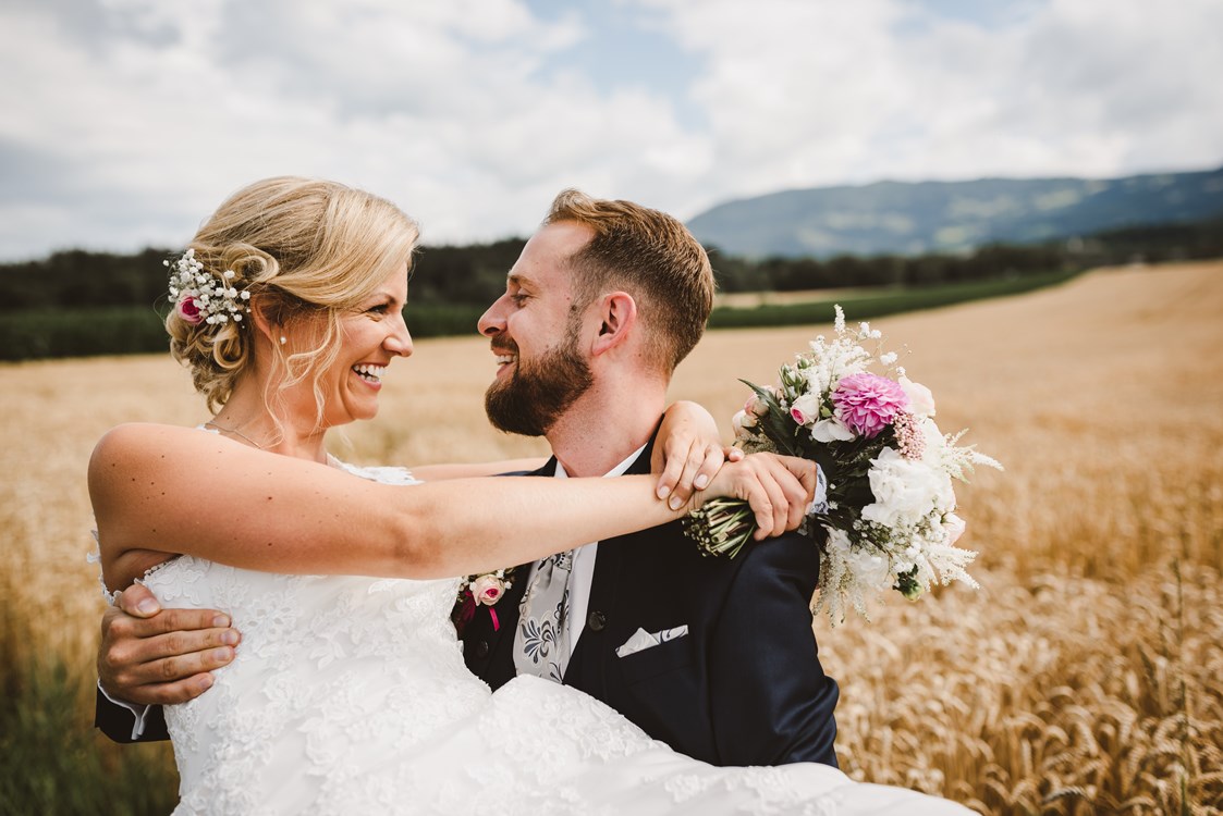 Hochzeitsfotograf: Brautpaarfotos im Weizenfeld - Rene und Steffi // Hochzeitsfotos und Video