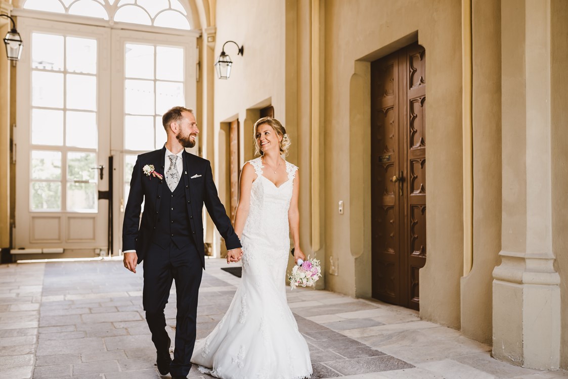 Hochzeitsfotograf: Brautpaar nach dem Standesamt am Schloss Wolfsberg - Rene und Steffi // Hochzeitsfotos und Video