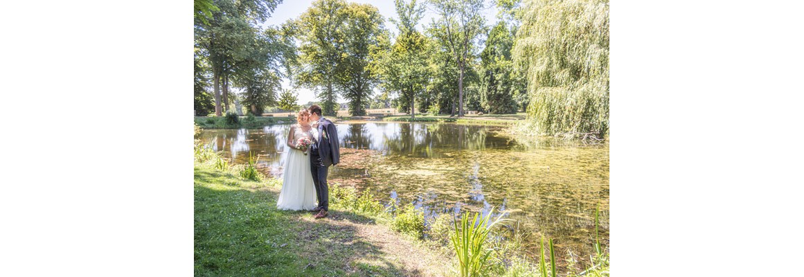 Hochzeitsfotograf: Brautpaar am Teich - Fotostudio Bremer