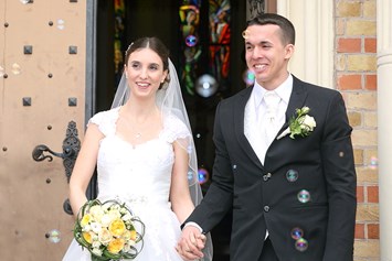 Hochzeitsfotograf: Brautpaar Auszug - phototiller I Sophie Tiller