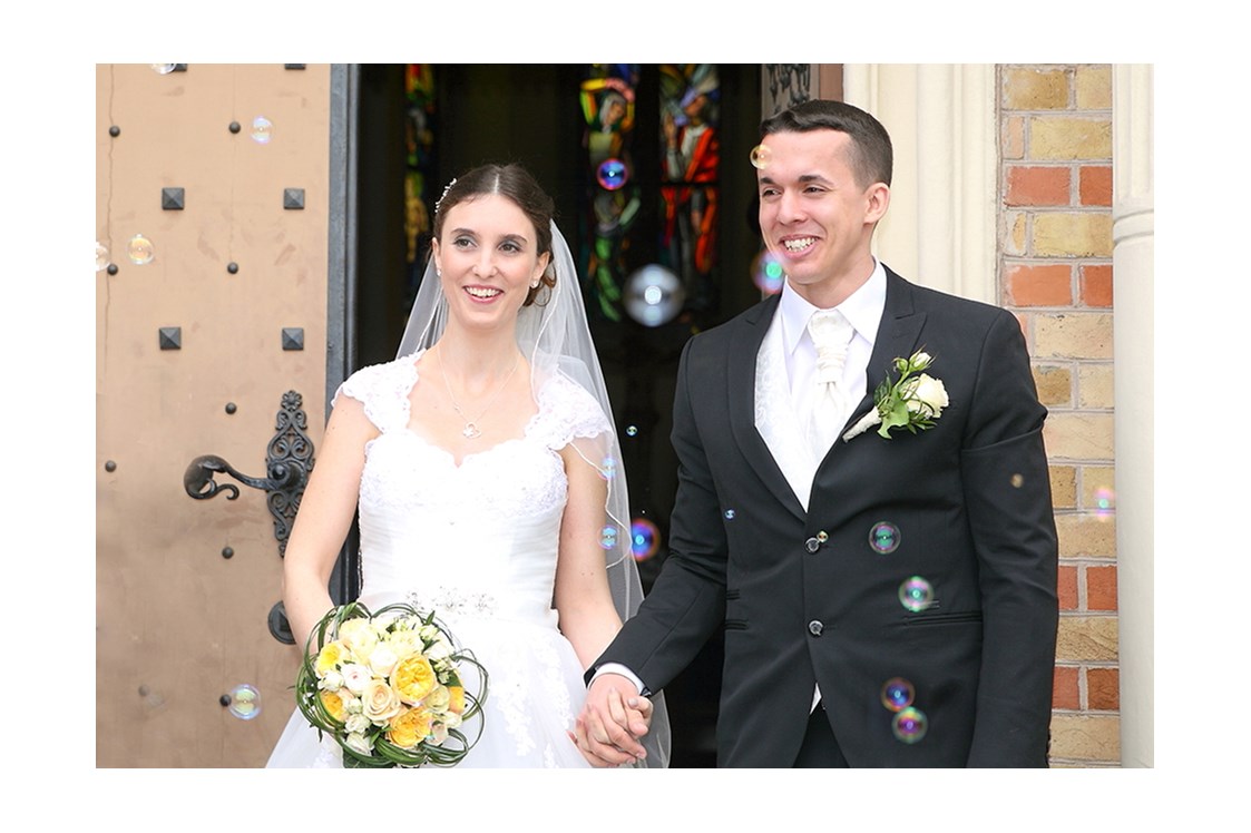 Hochzeitsfotograf: Brautpaar Auszug - phototiller I Sophie Tiller