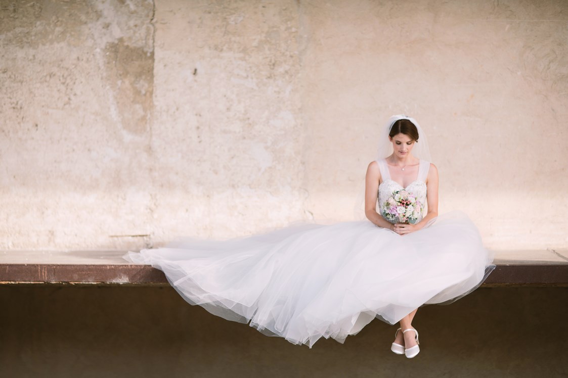 Hochzeitsfotograf: Eine Braut, so entzückend wie ihr Kleid. Einfach zauberhaft unsere Astrid - und die Hochzeit in der Wachau war auch wirklich fein. - Ben & Mari - fotografieren Hochzeiten