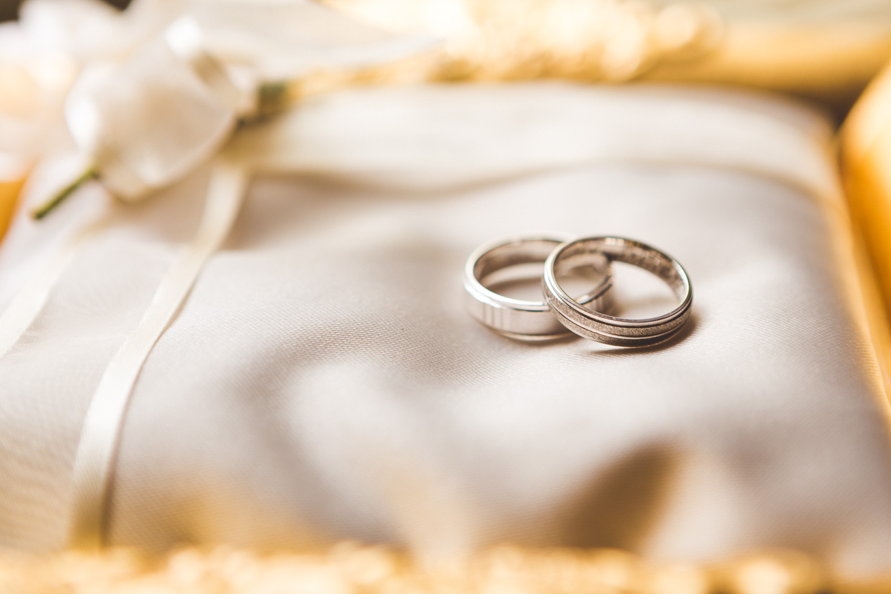 Hochzeitsfotos - Berufsfotograf - Velten - Eheringe und Ringkissen der Brautleute - Jacqueline Traub