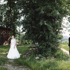 Hochzeitsfotograf: Gelungener "First Look" bei Birgit und Benedikt. Die gesamte Serie gibt es auf www.michaelholzweber.com - Michael Holzweber