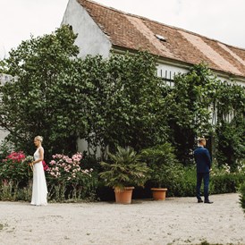 Hochzeitsfotograf: Mit dem "First-Look" im kleinen Kreise startete die traumhafte Hochzeit in der Orangerie von Schloss Mühlbach. Die gesamte Serie gibt es demnächst auf www.michaelholzweber.com - Michael Holzweber