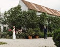 Hochzeitsfotograf: Mit dem "First-Look" im kleinen Kreise startete die traumhafte Hochzeit in der Orangerie von Schloss Mühlbach. Die gesamte Serie gibt es demnächst auf www.michaelholzweber.com - Michael Holzweber