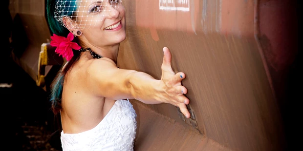 Hochzeitsfotos - Art des Shootings: Prewedding Shooting - Gumpoldskirchen - Bunte Hochzeit - farbenfrohes Fotoshooting. Hier auf einem stillgelegten Güterbahnhof. - Loeffler Photography