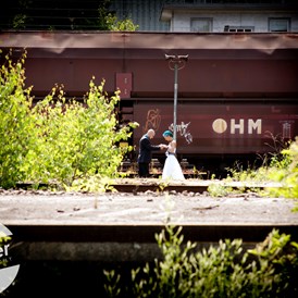 Hochzeitsfotograf: Bunte Hochzeit - farbenfrohes Fotoshooting. Hier auf einem stillgelegten Güterbahnhof. - Loeffler Photography