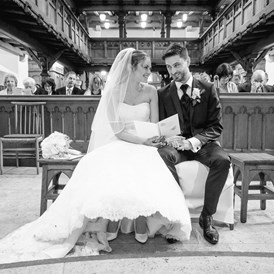 Hochzeitsfotograf: letzter Blick vor dem Segen  - hbpictures