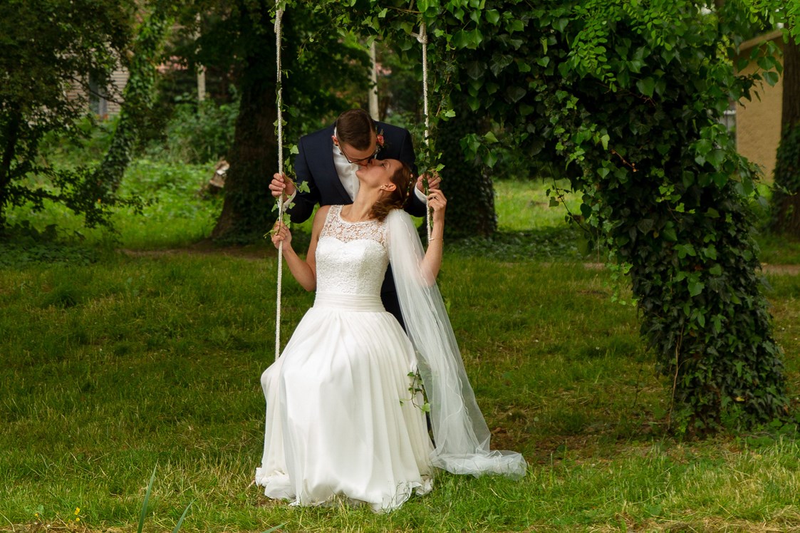 Hochzeitsfotograf: Brautpaarshooting direkt nach der Trauung am Hainer See / Kahnsdorf - lisamariedesign | fotografie und grafikdesign in leipzig