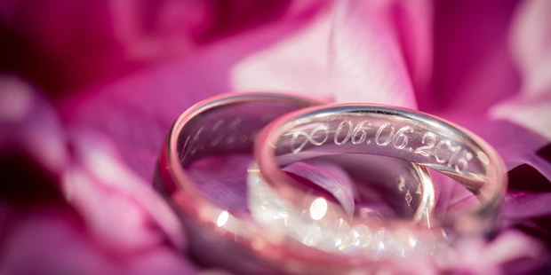 Hochzeitsfotos - Fotostudio - Wels (Wels) - Eheringe treffen Pfingtsrosen - Ludwig Pullirsch