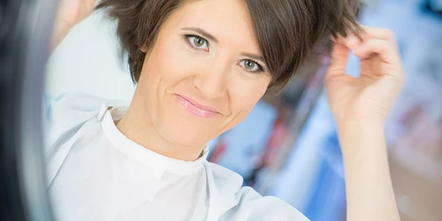 Hochzeitsfotos - Fotostudio - Wels (Wels) - Braut bei der Visagistin in L. - Ludwig Pullirsch