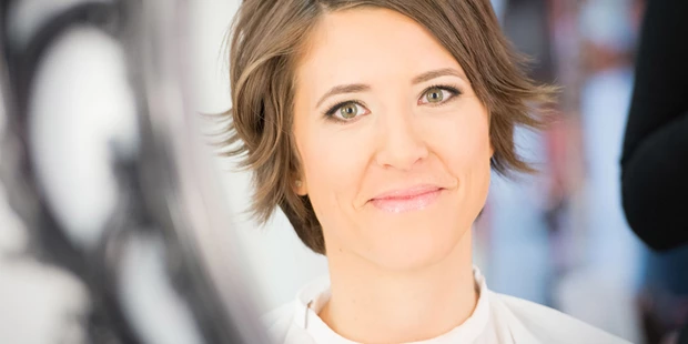 Hochzeitsfotos - Fotostudio - Wels (Wels) - Braut bei der Visagistin in L. - Ludwig Pullirsch