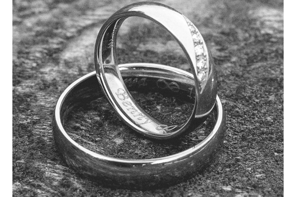 Hochzeitsfotograf: Auch die Ringe müssen fotografiert werden - DW_Hochzeitsfotografie