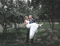 Hochzeitsfotograf: Auf Händen getragen - DW_Hochzeitsfotografie