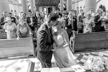 Hochzeitsfotograf: Michaela und Chris beim Kuss in der Kirche - DW_Hochzeitsfotografie
