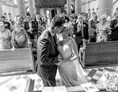 Hochzeitsfotograf: Michaela und Chris beim Kuss in der Kirche - DW_Hochzeitsfotografie