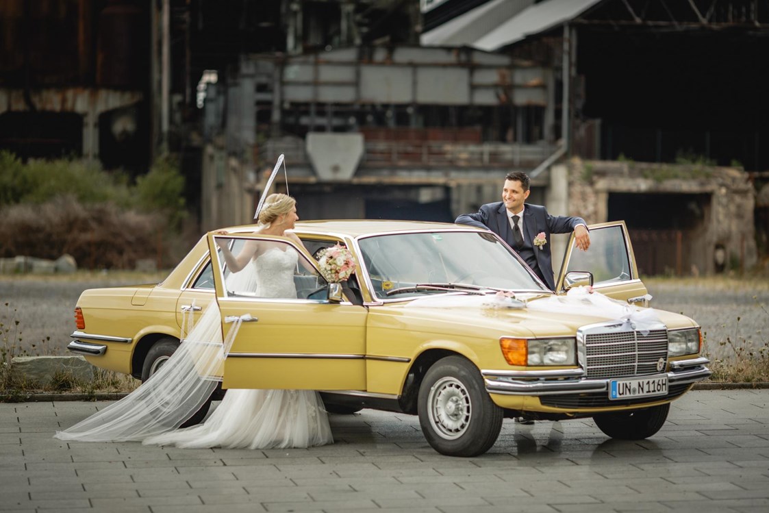Hochzeitsfotograf: Mit dem Brautfahrzeug zum Phönix West ind Dortmund - DW_Hochzeitsfotografie