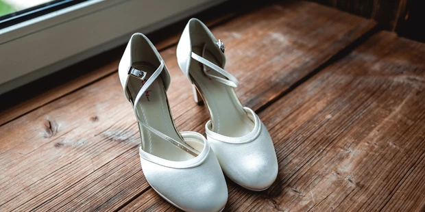 Hochzeitsfotos - Kerpen (Rhein-Erft-Kreis) - Ob die Schuhe nach der Feier auch immer noch so schön weiß sind? - DW_Hochzeitsfotografie