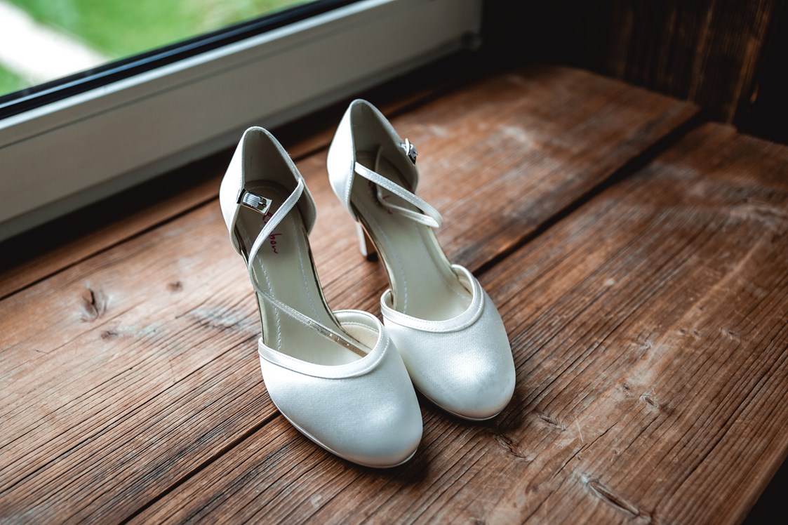 Hochzeitsfotograf: Ob die Schuhe nach der Feier auch immer noch so schön weiß sind? - DW_Hochzeitsfotografie