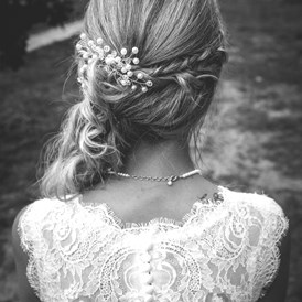 Hochzeitsfotograf: So kann die Braut wenigsten auch nach der Hochzeit ihre tolle Frisur betrachten - DW_Hochzeitsfotografie