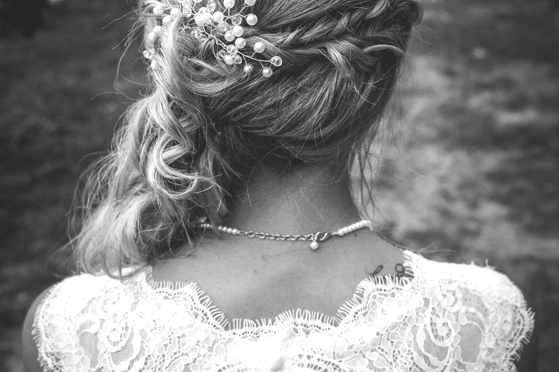 Hochzeitsfotograf: So kann die Braut wenigsten auch nach der Hochzeit ihre tolle Frisur betrachten - DW_Hochzeitsfotografie