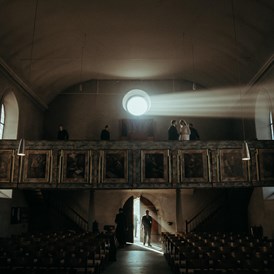 Hochzeitsfotograf: Paarshooting in einer mit Weihrauch gefüllten Kirche nach einer traditionelle Lateinischen Zeremonie - Dan Jenson Photography