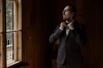 Hochzeitsfotograf: Getting Ready der Bräutigams in den alten Räumlichkeiten der Villa Maund - Dan Jenson Photography
