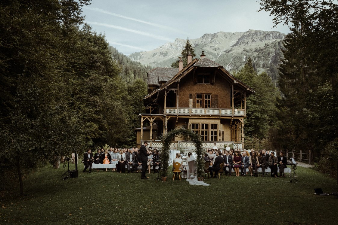 Hochzeitsfotograf: Freie Trauung vor der Villa Maund, einer wunderschönen alten Jagdvilla in den Bergen des Bregenzerwalds in Vorarlberg - Dan Jenson Photography