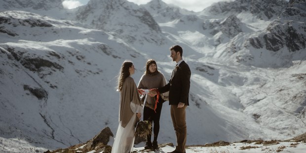 Hochzeitsfotos - Berufsfotograf - Zürich-Stadt - Winter-Elopement in den Bergen zwischen Vorarlberg und Tirol - Dan Jenson Photography
