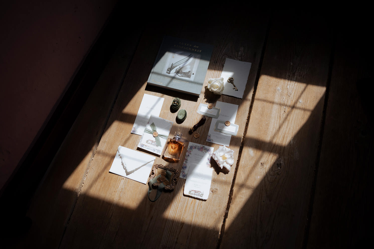 Hochzeitsfotos - Copyright und Rechte: Bilder kommerziell nutzbar - Oberösterreich - Flatlay im Schloss Haggenberg - Wien - fessellos Fotografie