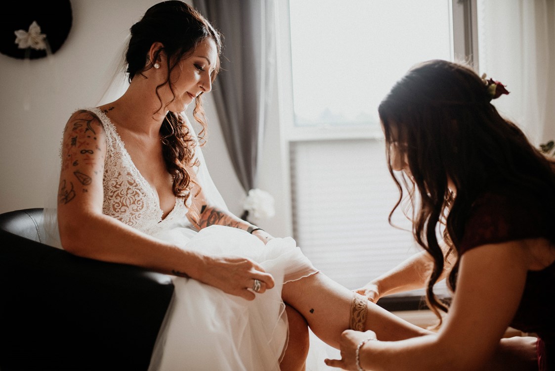 Hochzeitsfotograf: Getting Ready der Braut - die Brautjungfer hilft da natürlich mit. - fessellos Fotografie
