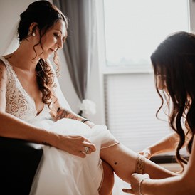 Hochzeitsfotograf: Getting Ready der Braut - die Brautjungfer hilft da natürlich mit. - fessellos Fotografie