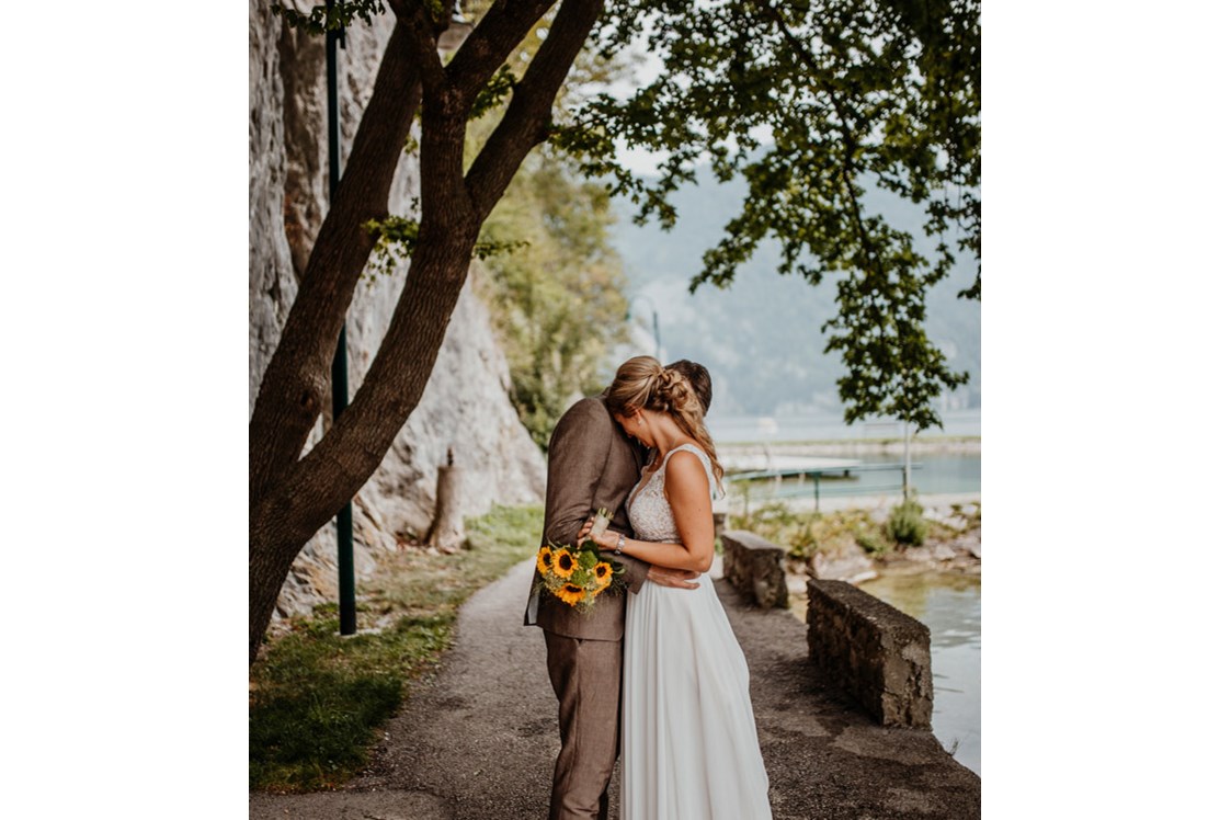 Hochzeitsfotograf: Brautpaarshooting in Traunkirchen - Schifffahrt Loidl. - fessellos Fotografie