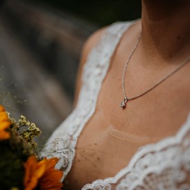 Hochzeitsfotograf: Brautpaarshooting in Traunkirchen. Details der Braut. - fessellos Fotografie