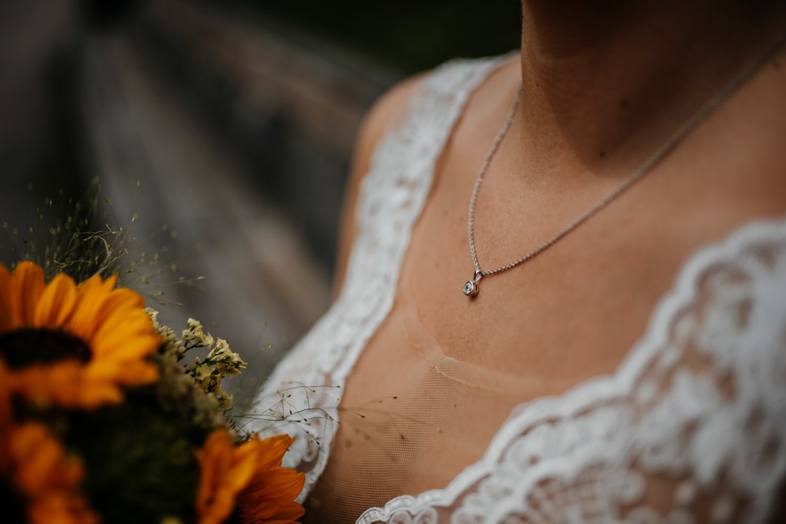 Hochzeitsfotograf: Brautpaarshooting in Traunkirchen. Details der Braut. - fessellos Fotografie