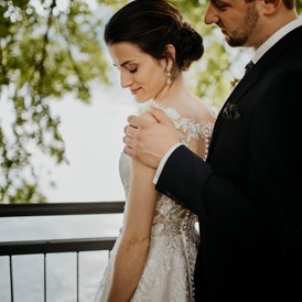 Hochzeitsfotograf: Intime Hochzeit im Toscana Park in Gmunden. Gefeiert wurde aber im Leidingerhof. - fessellos Fotografie