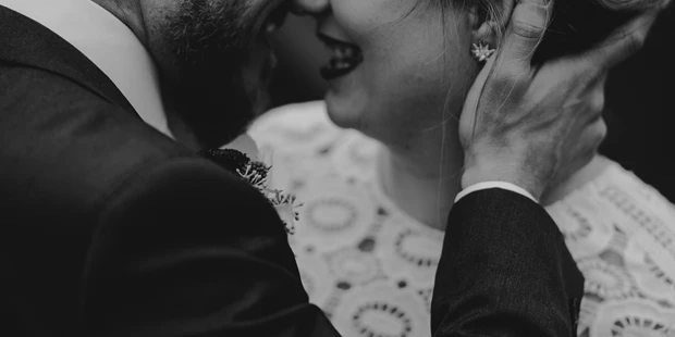Hochzeitsfotos - Art des Shootings: Trash your Dress - Maria-Lanzendorf - BLISS & DELIGHT AUTHENTIC WEDDING PHOTOS AND VIDEOS